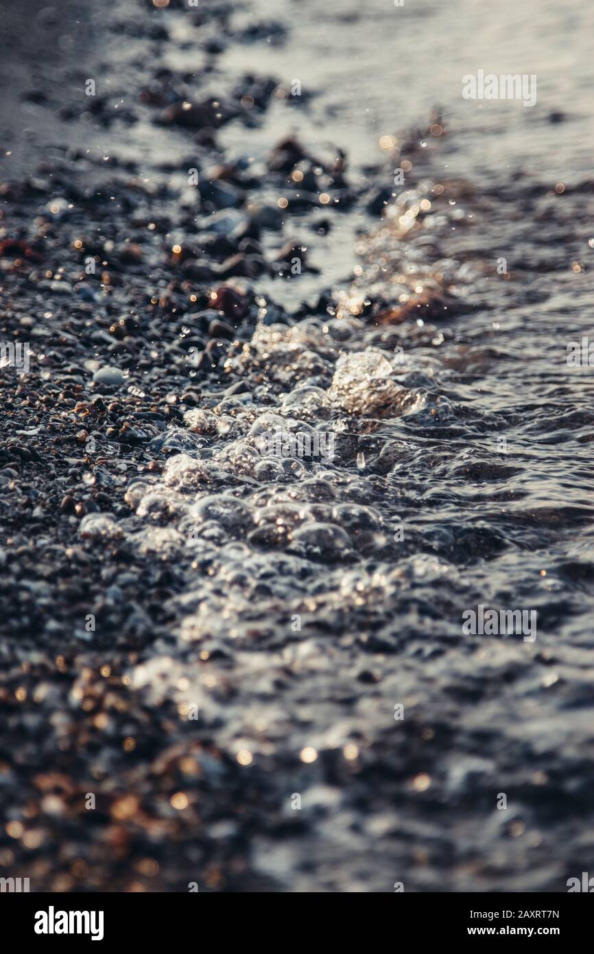 Kieselstrand am Fluss, in unmittelbarer Nähe Stockfoto