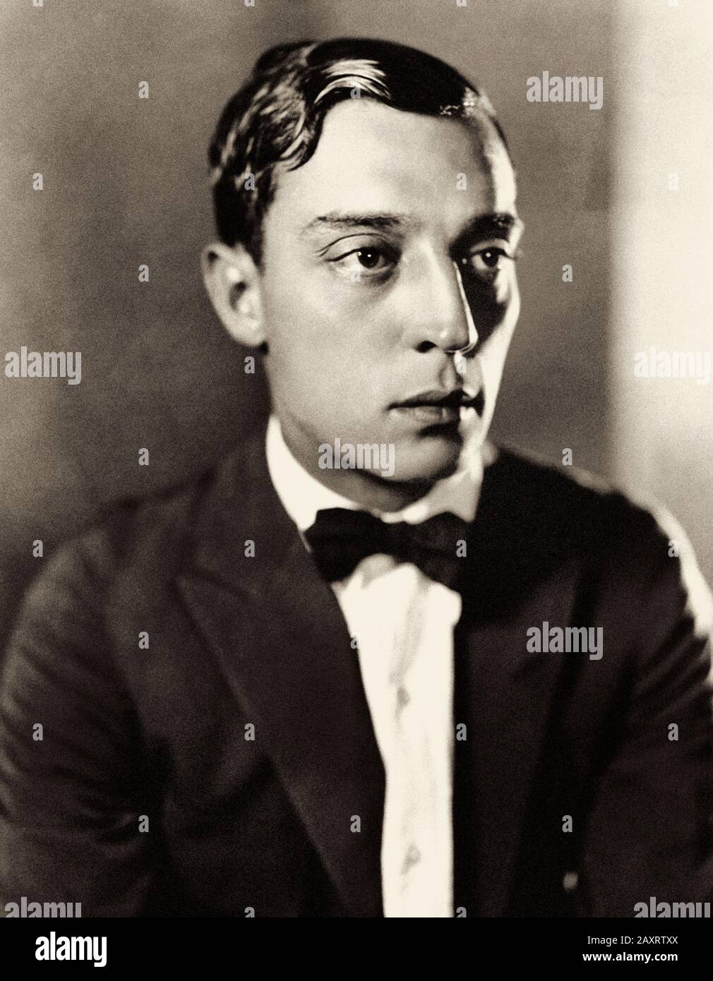 Joseph Frank Keaton (* um das Jahr 1965; † 1966), professionell bekannt als Buster Keaton, war ein US-amerikanischer Schauspieler, Komiker, Filmregisseur, Produzent, Drehbuchautor und Stockfoto