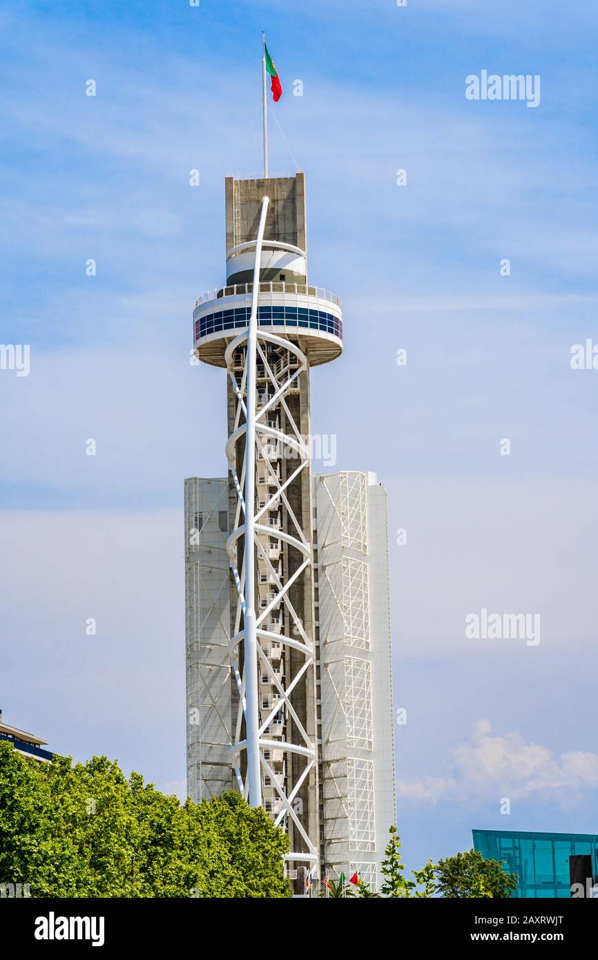 Lissabon, Portugal - April 2019: Vasco da Gama Tower, ein 145 Meter (476 ft) großer Gitterturm mit Wolkenkratzer im Parque das Nacoes Stockfoto