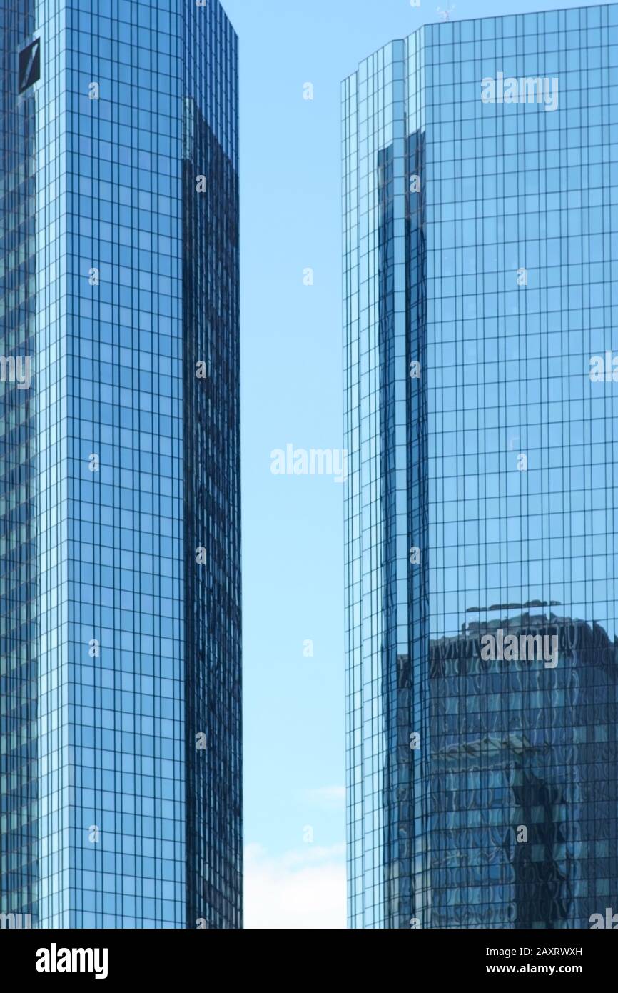 Der Wolkenkratzer der Deutschen Bank im Finanzviertel und der Frankfurter Innenstadt. Stockfoto