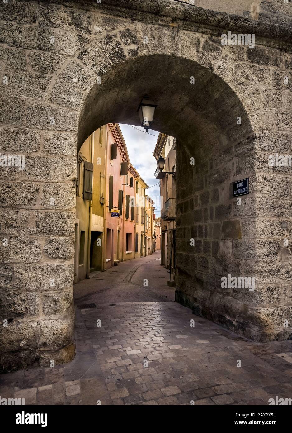 Eintritt in die Altstadt von Nissan lez Enserune. Stockfoto