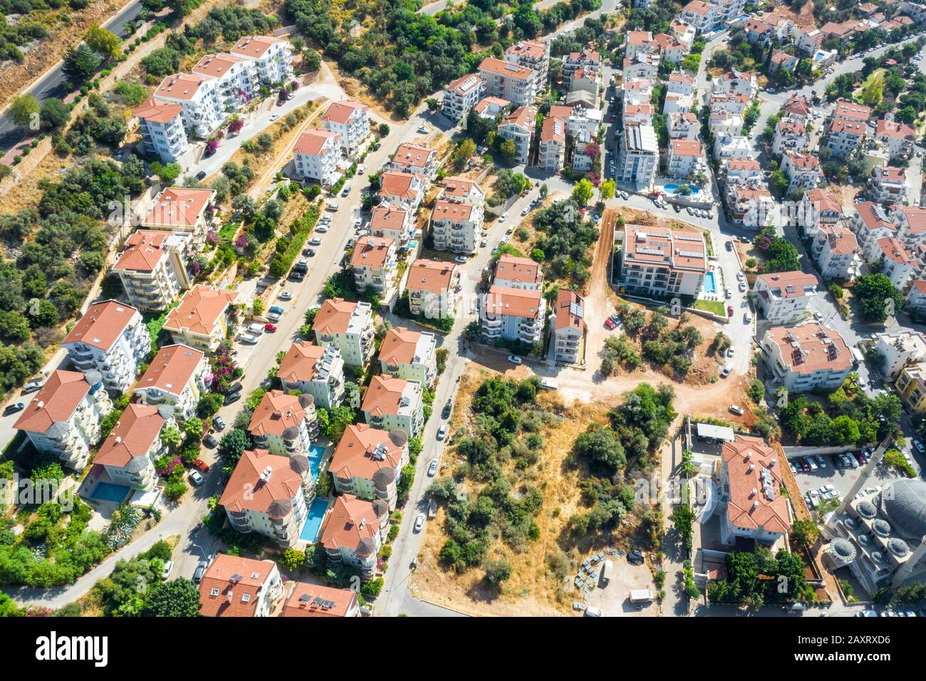 Blick auf die Vorortgegend mit großen Villen nebeneinander. Die Stadt Kas Patara in Antalya, Türkei Stockfoto