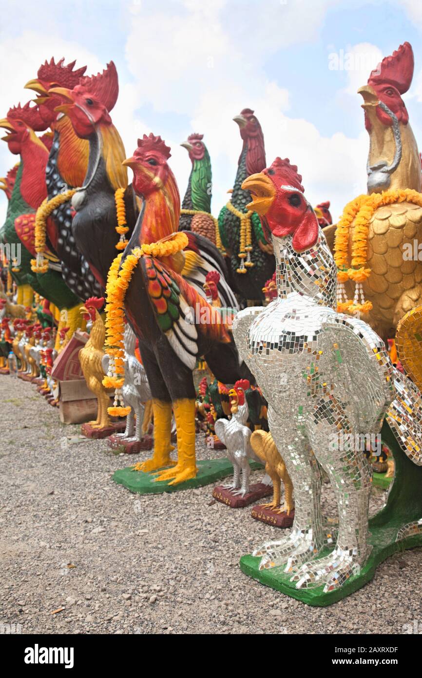 Hühnerstatuen im Zusammenhang mit Dem Hühnertempel { Ai Kai Wat Chedi} in der Nähe von Nakhon si Thammarat in Thailand Stockfoto