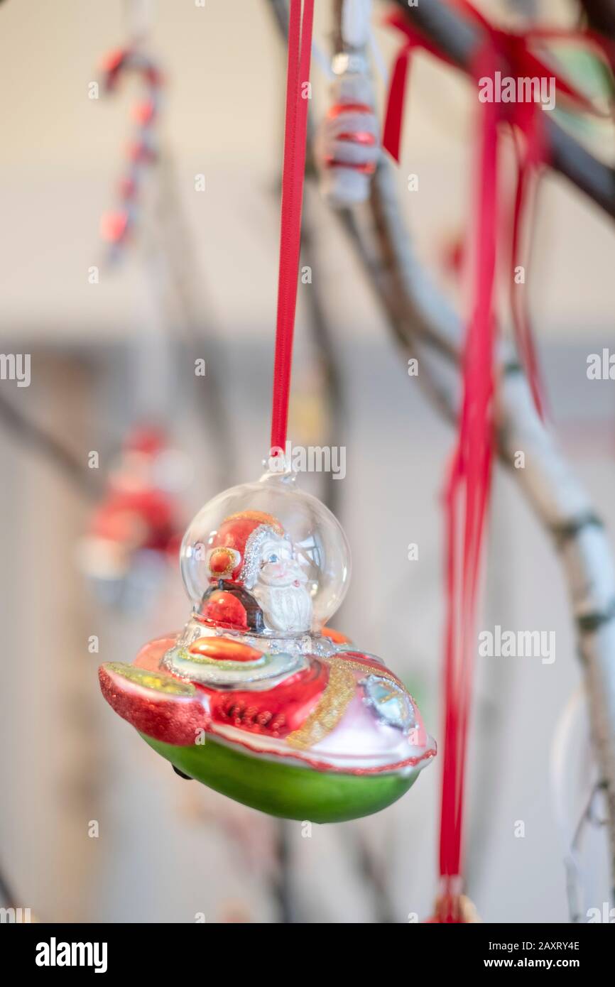 Dekoration, Weihnachtsdekoration, Glaskugel, Weihnachtsmann im Raumschiff Stockfoto