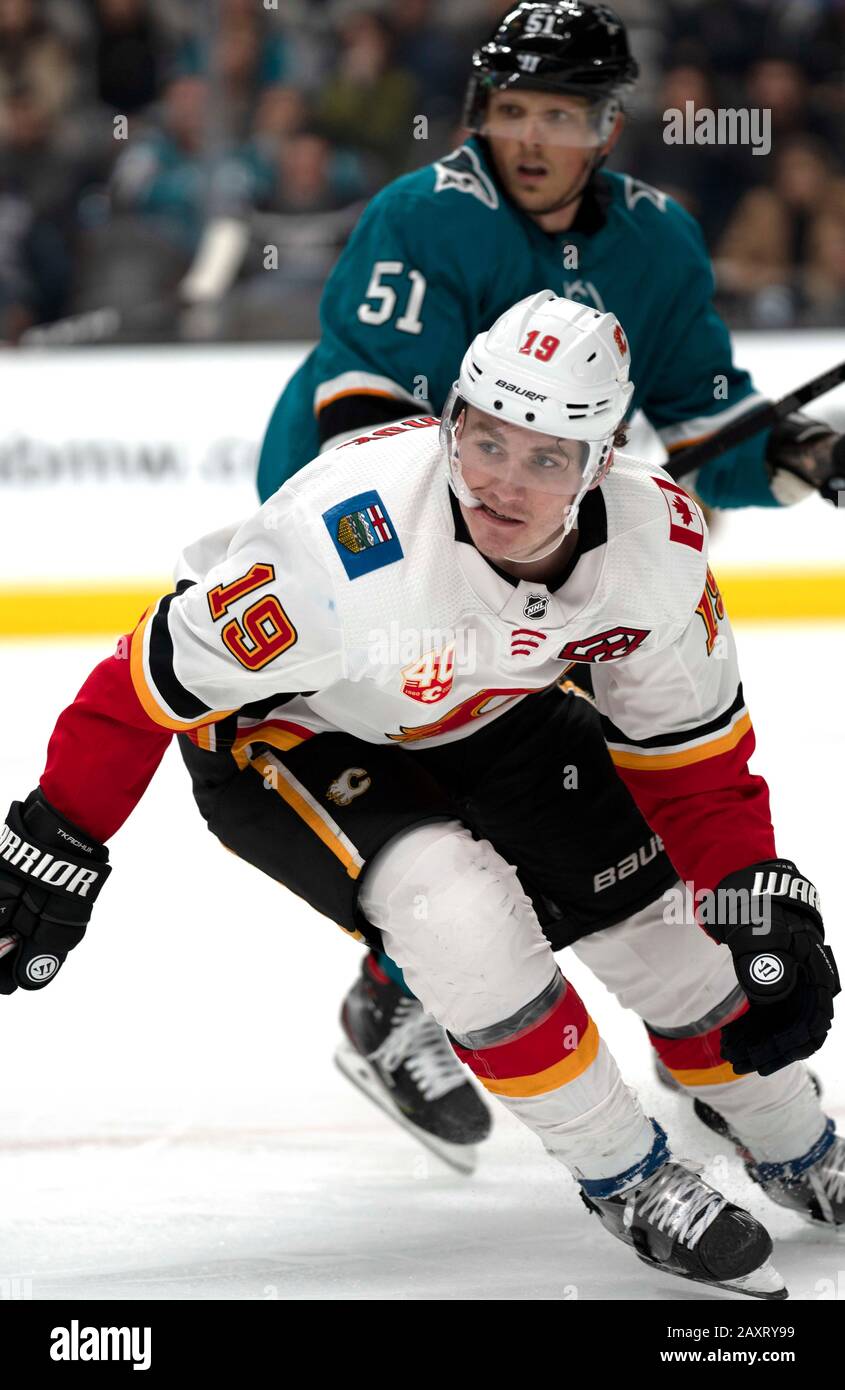 San Jose Sharks Abwehrspieler Radim Simek (51) ad Calgary Flames verließ den Flügel Matthew Tkachuk (19) während des NHL-Eishockeyspiels, Montag, 10. Februar 2020, in San Jose, Kalifornien, USA. Die Flames besiegten die Sharks 6:2. (Foto von IOS/ESPA-Images) Stockfoto