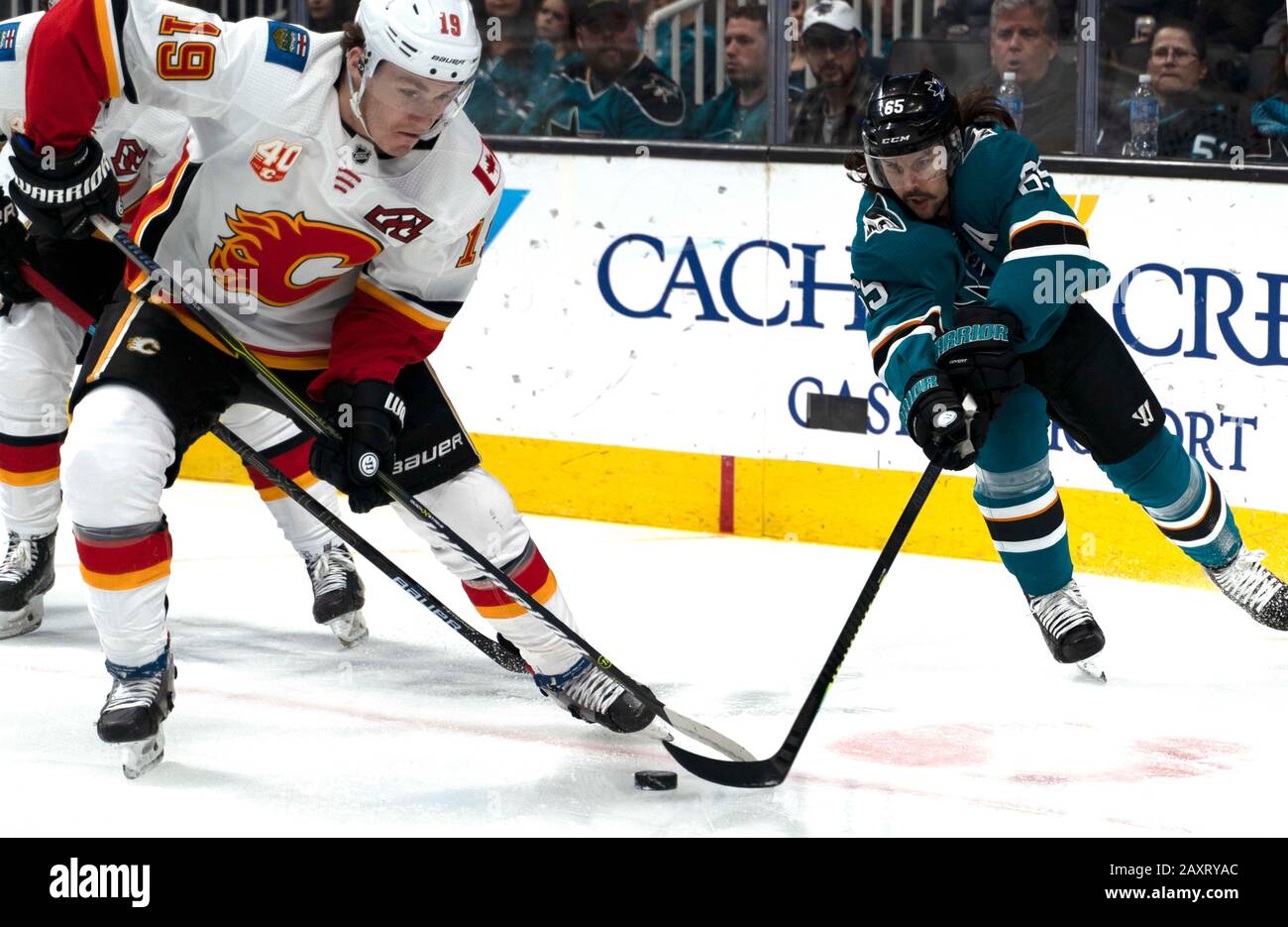 Calgary Flames verließ während des NHL-Eishockeyspiels am Montag, 10. Februar 2020, in San Jose, Kalifornien, USA, den Abwehrspieler Matthew Tkachuk (19) und San Jose Sharks Erik Karlsson (65). Die Flames besiegten die Sharks 6:2. (Foto von IOS/ESPA-Images) Stockfoto