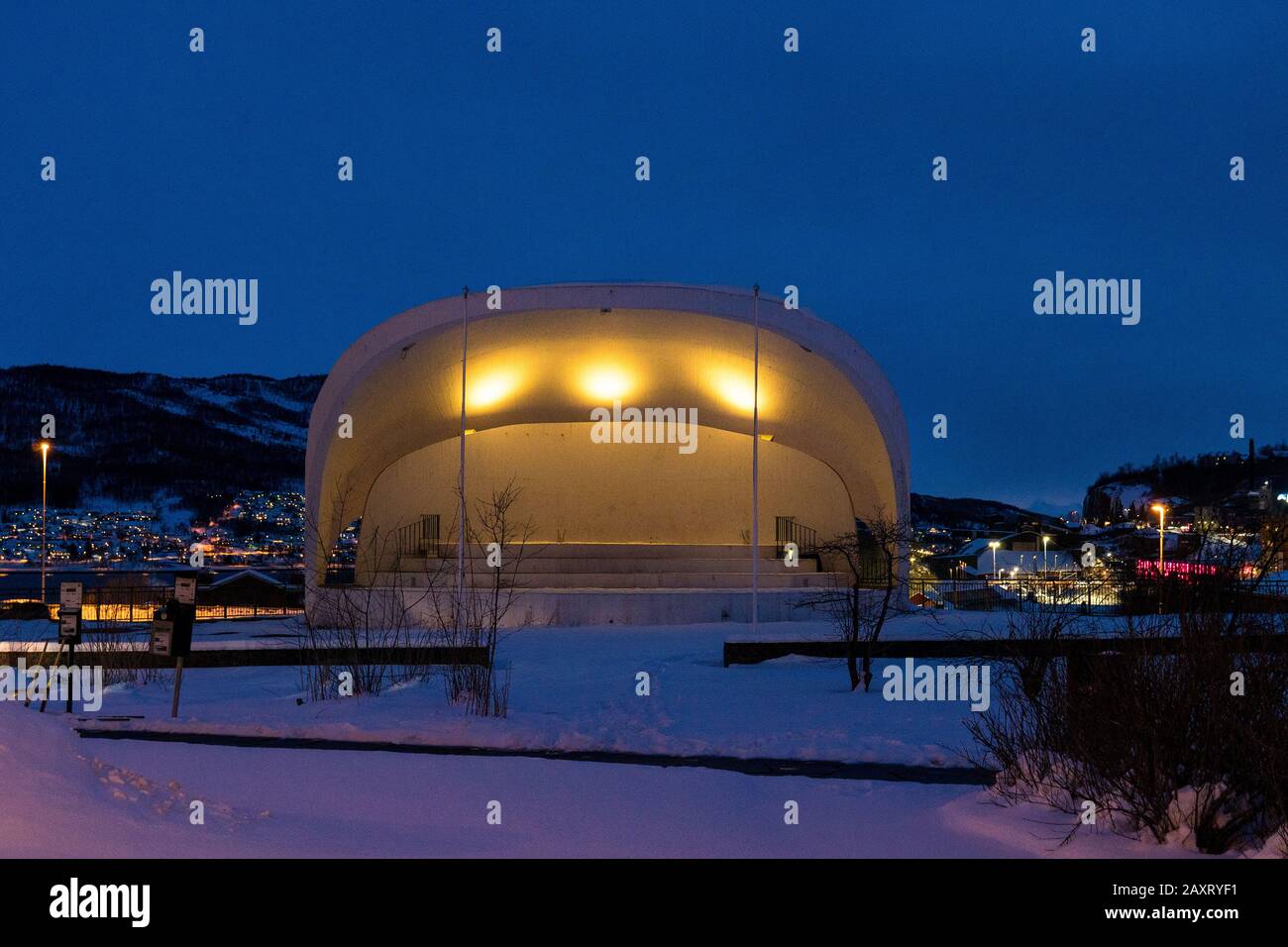 Norwegen, Narvik, Winter, Schneehalle im Abendlicht Stockfoto