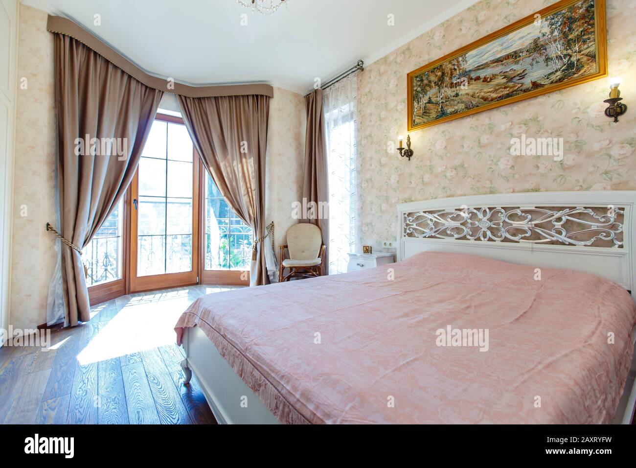 Innenraum Des Schlafzimmers In Den Beige Tonen Im Hotel Stockfotos Und Bilder Kaufen Alamy