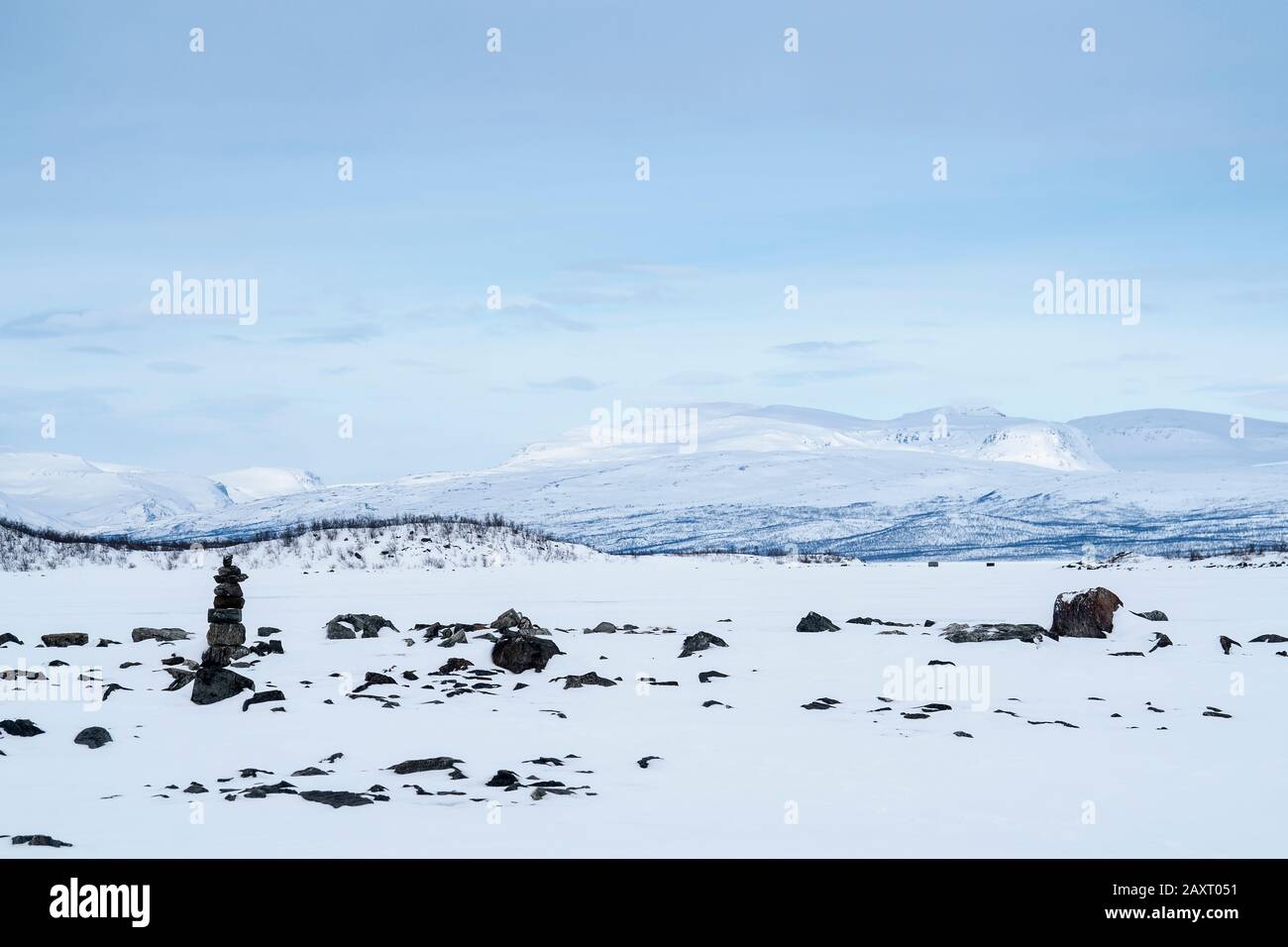 Schweden, Lappland, Abisko, gefrorener See (Torneträsk), Steinmark Stockfoto