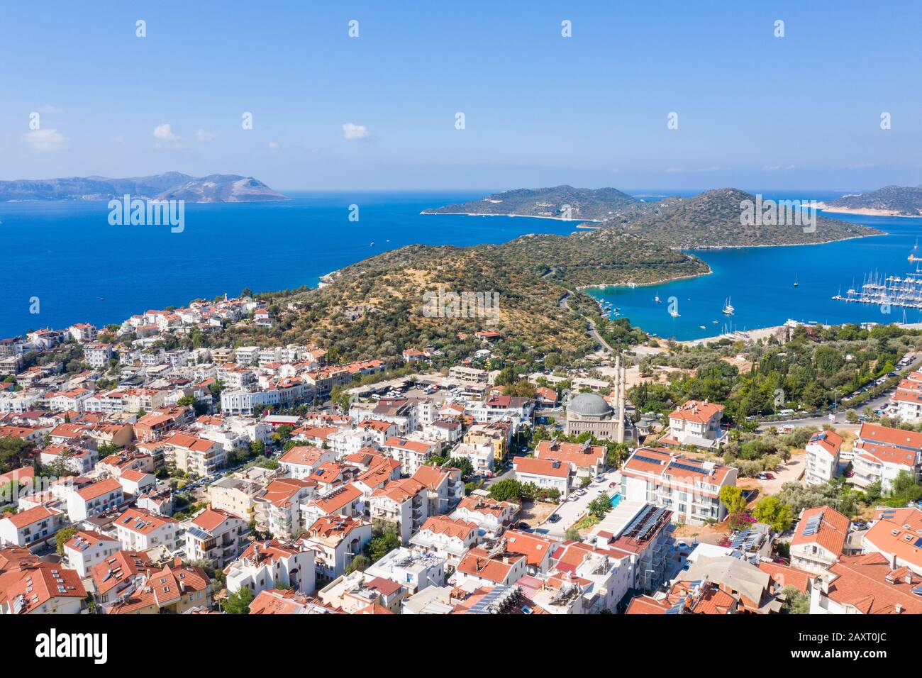 Ein Luftbild der Bucht von Kas in der Türkei in Antalya. Meer und Stadt mit offenem Himmel Stockfoto