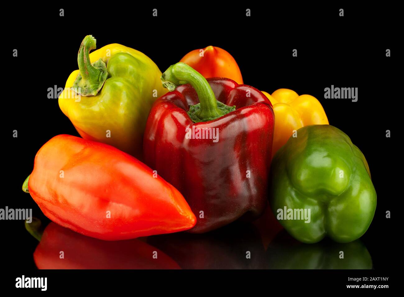 Gemüsegruppe mit süßem Pfeffer isoliert auf schwarzem Hintergrund Stockfoto