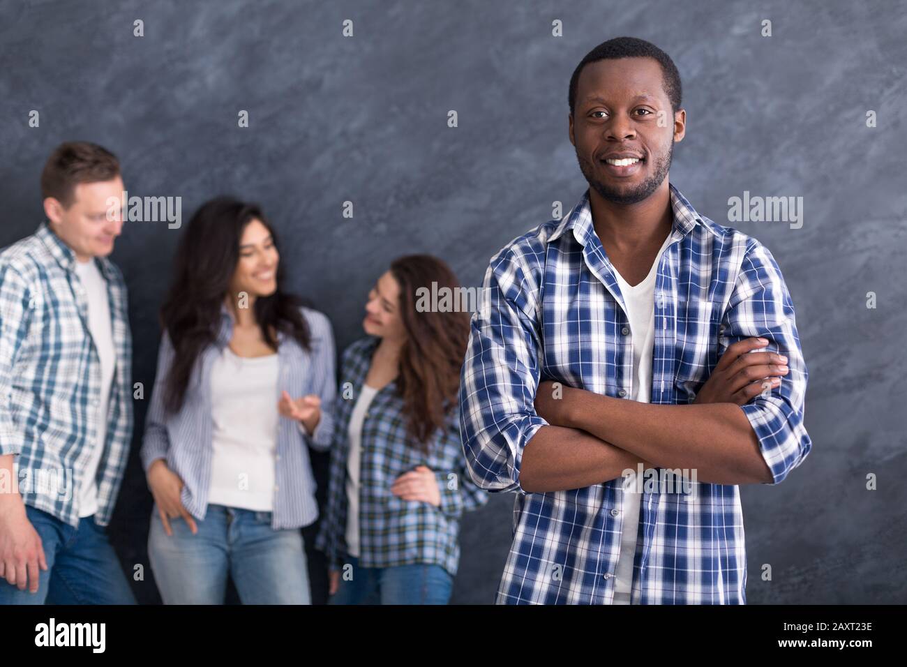 Freundlicher Afro-Mann, der zum Start des Business Teams eingeladen wird Stockfoto