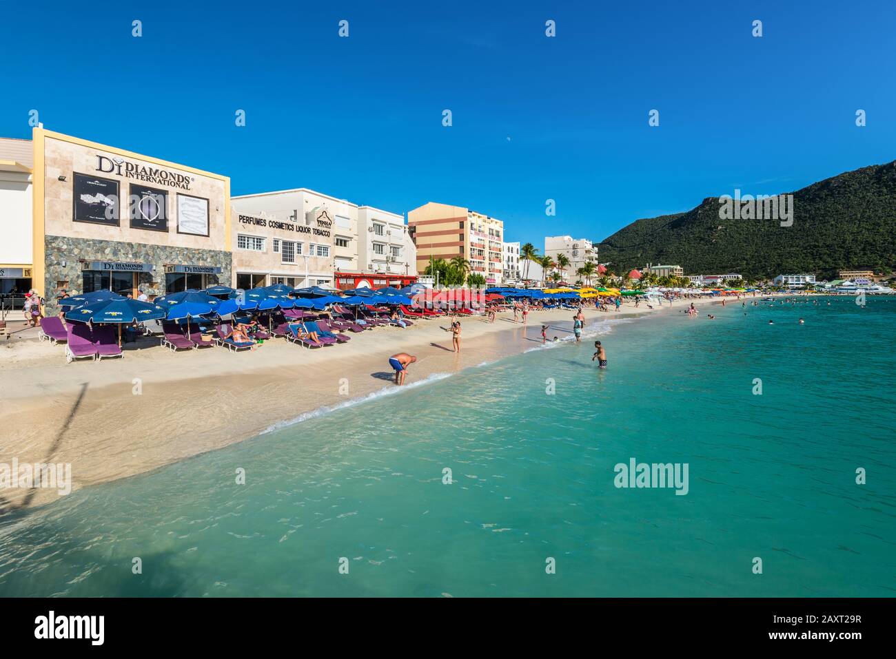Philipsburg, St. Maarten - 17. Dezember 2018: Der Great Bay Beach in Philipsburg, Sint Maarten. Der Strand wurde mit neuem Sand aufgefrischt, der ausgebaggert wurde Stockfoto