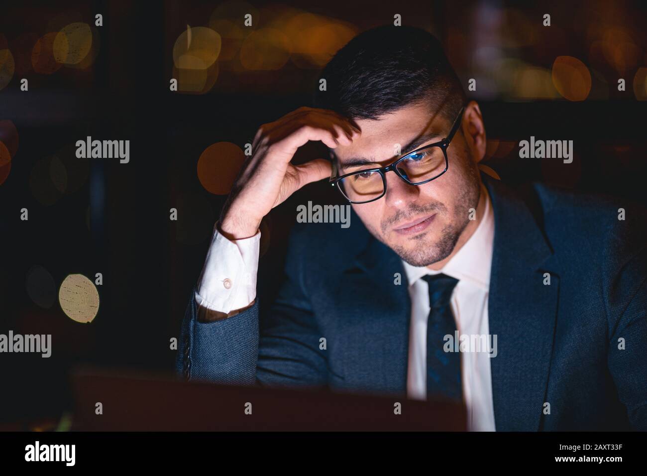 Porträt Des Geschäftsmannes Auf Dem Laptop, Der Über Nacht Im Büro Sitzt Stockfoto