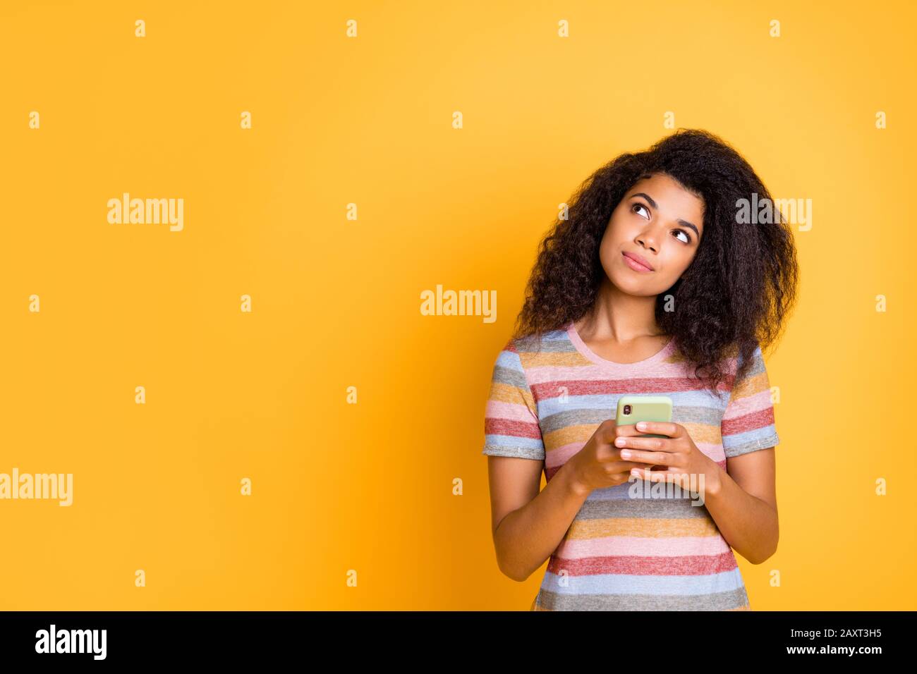 Portrait von ihr sie schöne interessante kuriose kreative wellenhaarige Mädchen mit gestreiftem T-Shirt mit Zelle schaffen neue Blogger-Idee isoliert auf hell Stockfoto