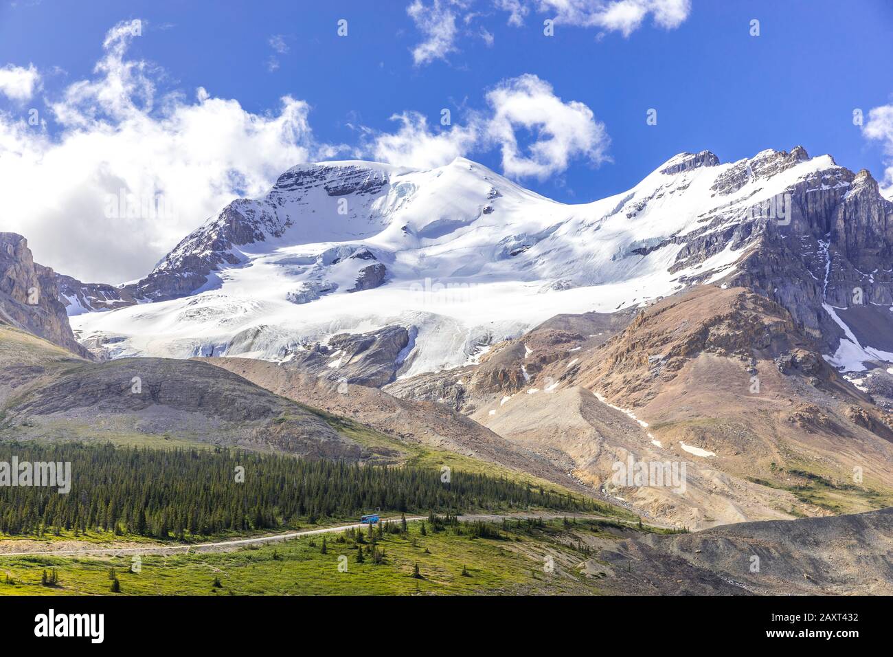 Blick auf den Berg Athabasca und den Berg Andromeda mit Gletschern im Sommer auf dem Icefileds Parkway, Alberta, Kanada Stockfoto