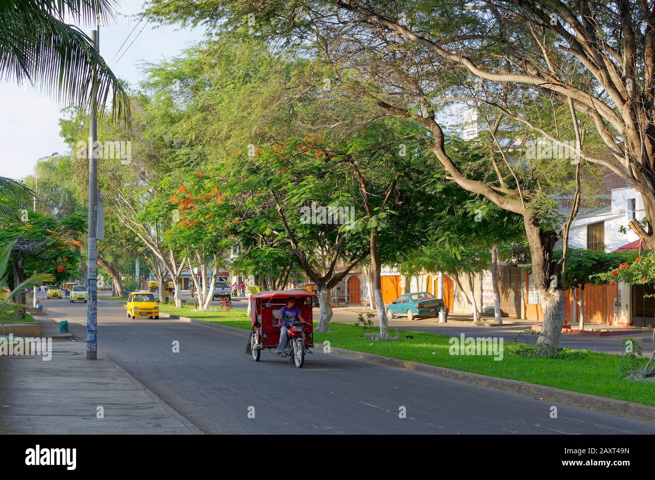 Kleinwagen und Motorrad Taxis auf den Straßen von Paita bringen Die Menschen zu Beginn des Tages zur Arbeit. Stockfoto