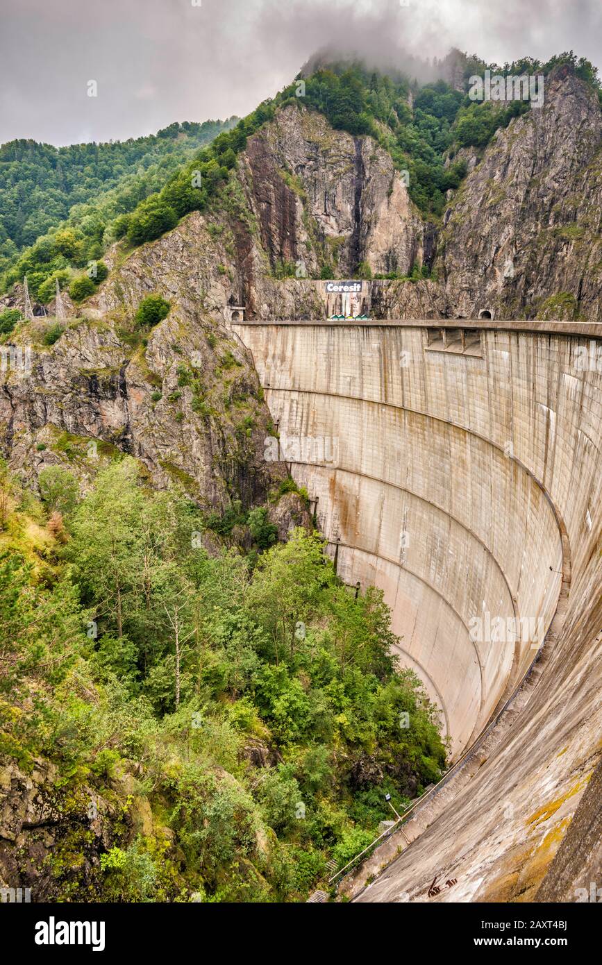 Vidraru-Staudamm an der Transfagarasan-Straße, Fagaras-Gebirge in Südkarpaten (Siebenbürger Alpen), Rumänien Stockfoto
