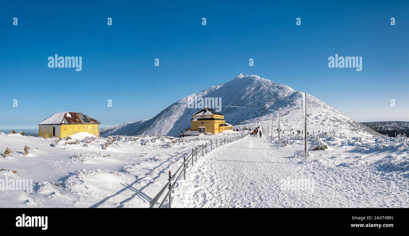 Snezka oder Sniezka Berg im Winter. Blick vom Kopa-Berg im Nationalpark Karkonosze, Sudeten, Polen Stockfoto