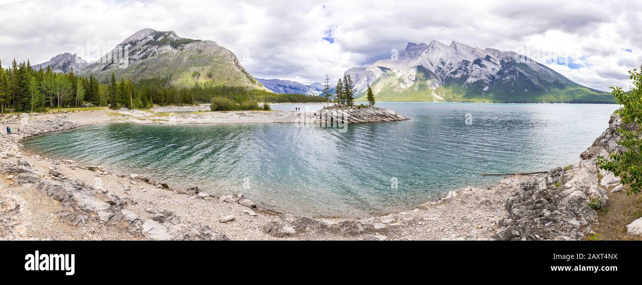 Panorama des Lake Minnewanka, Kanada Stockfoto