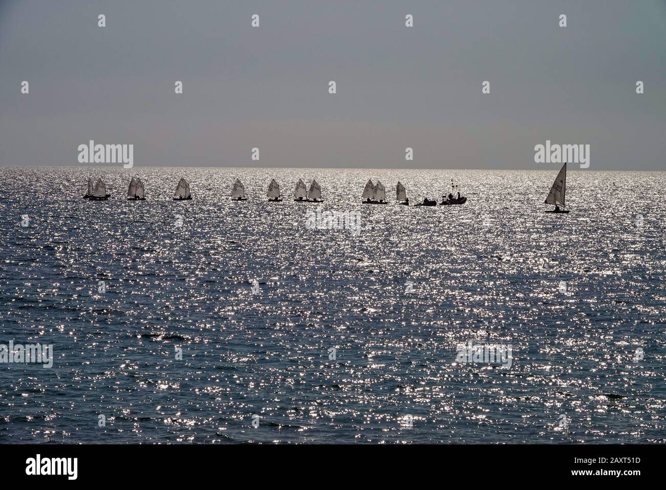 Kleine Boote, Jachten, segeln auf einem Silbermeer vor der spanischen Küste bei Vilahoyosa, Costa Blanca, Spanien Stockfoto