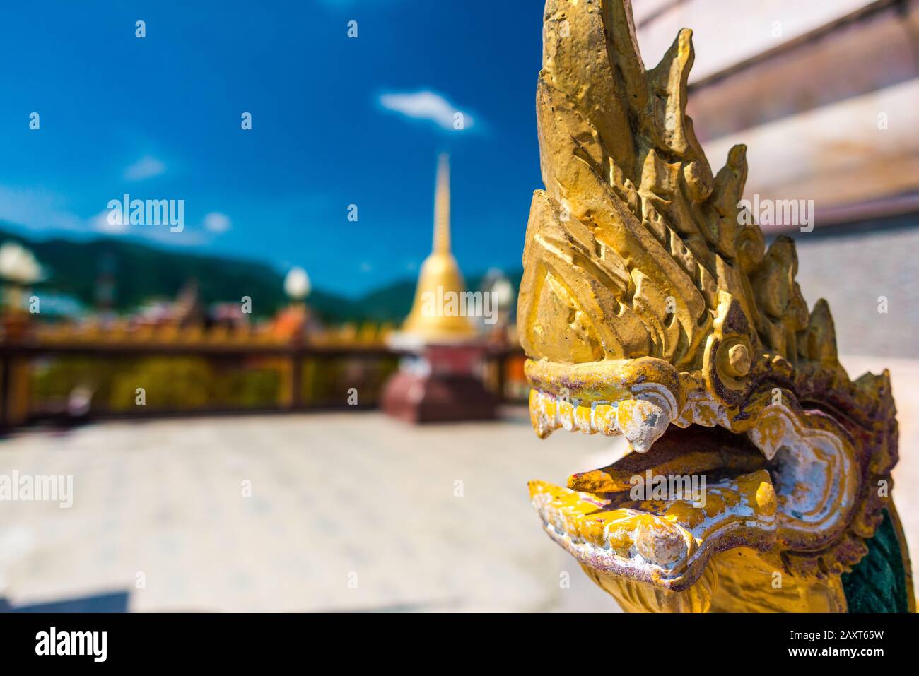 Wat Chalong, Phuket/Thailand-15December2019: Blick auf eine Pagode am historischen Wahrzeichen und buddhistischen Tempel mit blauem Himmel und sonnigem Tag Stockfoto