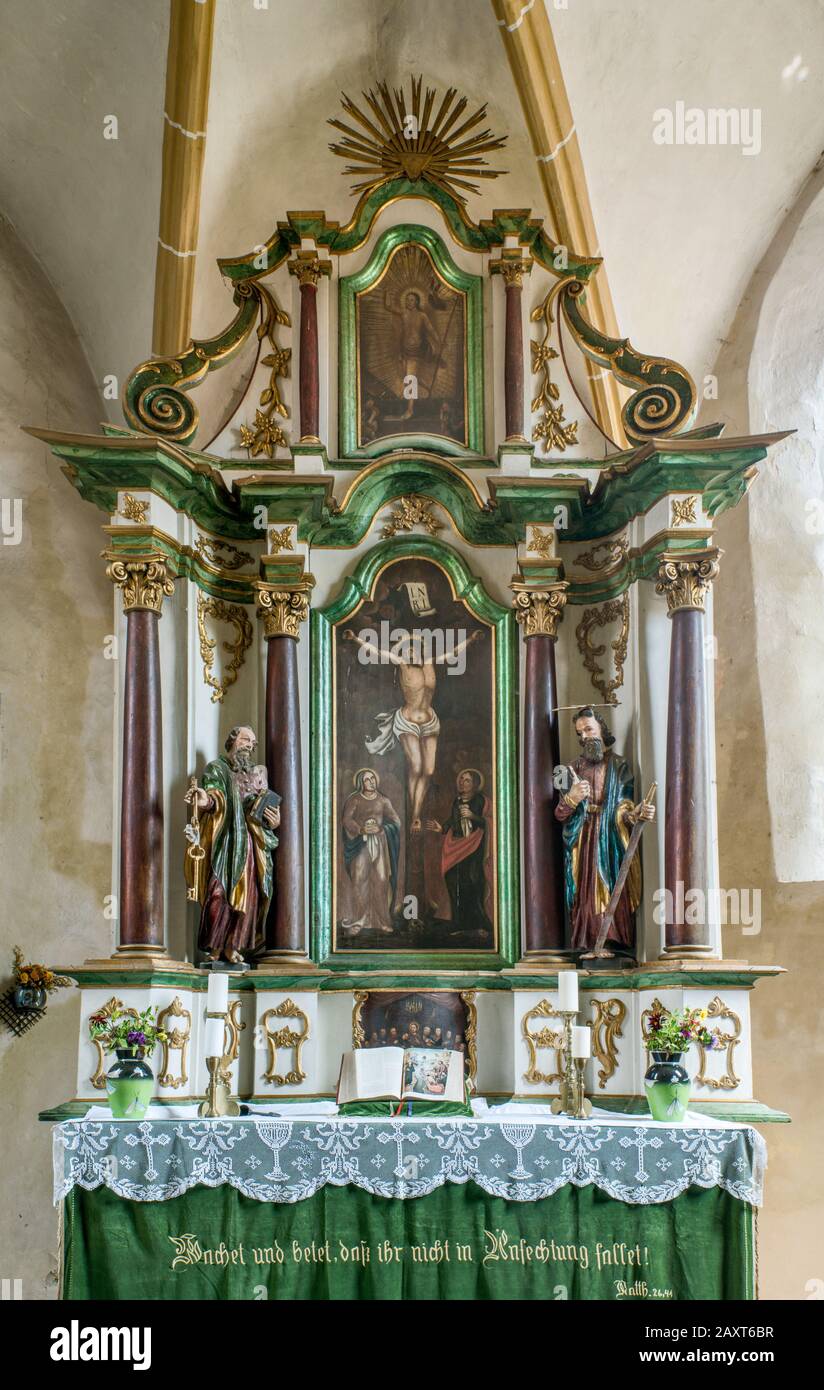 Hauptaltar an der mittelalterlichen, befestigten sächsischen Kirche im Dorf Axente Sever, in der Nähe von Medias, Kreis Sibiu, Siebenbürgen, Rumänien Stockfoto