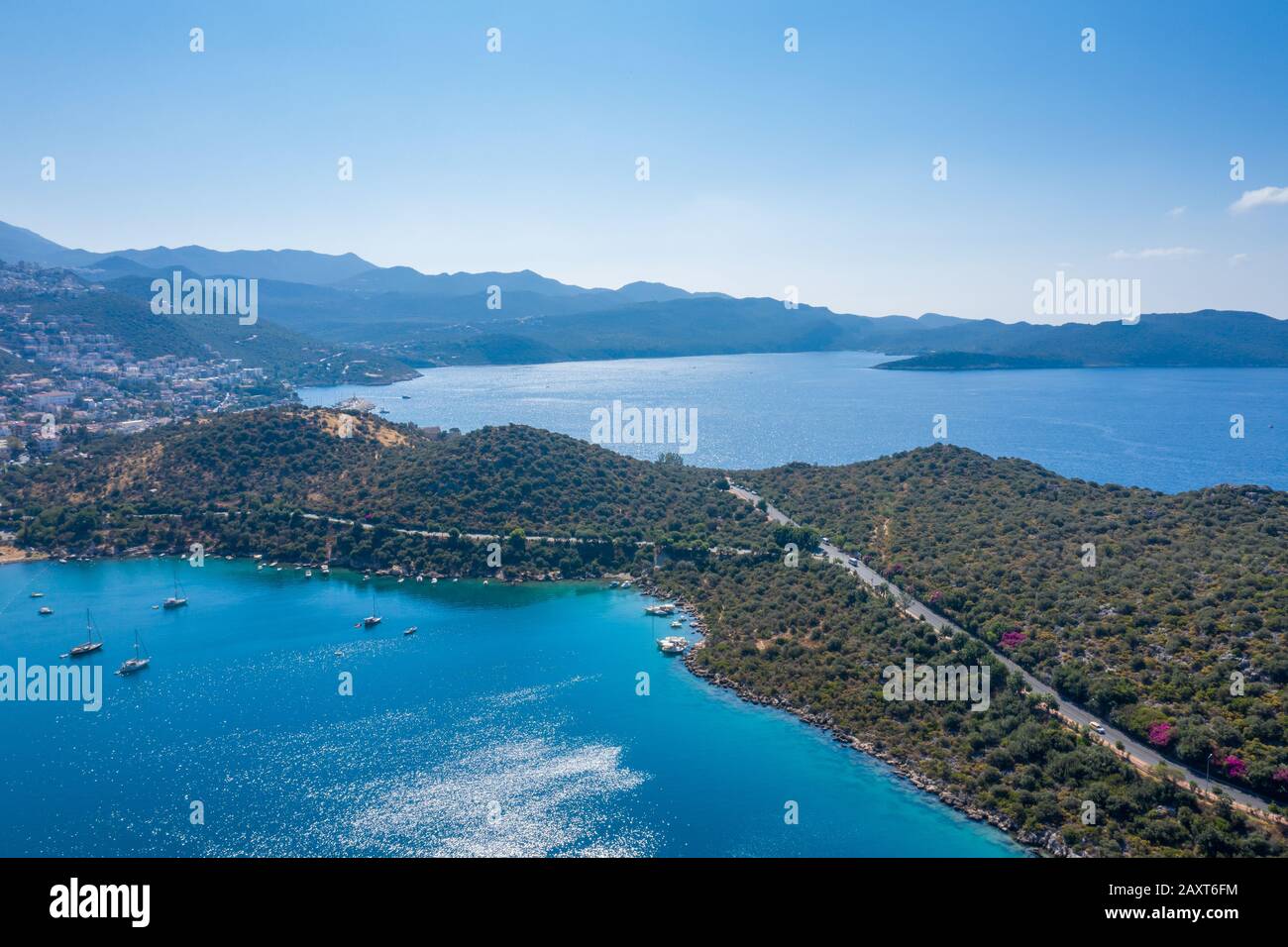 Ein Luftbild der Bucht von Kas in der Türkei in Antalya. Meer und Berge mit offenem Himmel Stockfoto