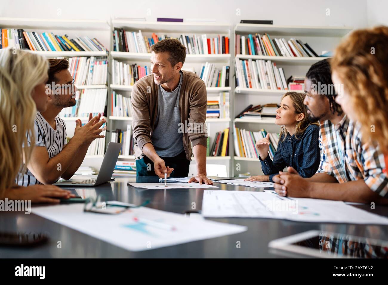 Gruppe von verschiedenen Designern, Geschäftsleute Brainstorming zu Treffen im Büro Stockfoto