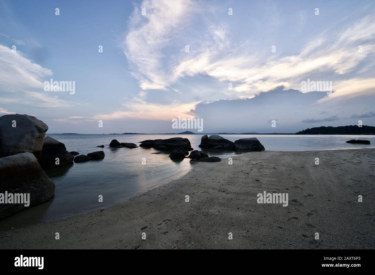 Abend am Strand im Cempedak Private Island Resort, Bintan, Indonesien Stockfoto