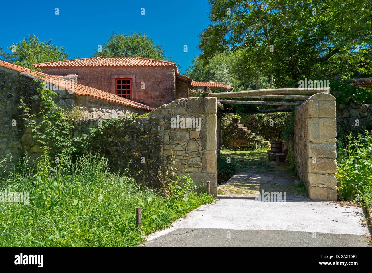 Dieser Ort hat eine Ausstellung über "Mühlen und Alfaias" und befindet sich im zentralen Teil des biologischen Parks von Gaia, Portugal. Stockfoto