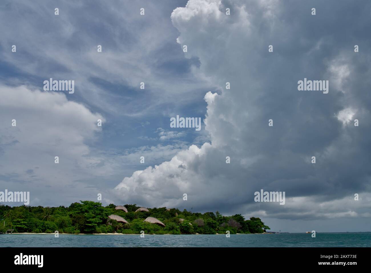 Hoch aufragende Wolken übertoben den Himmel im Cempedak Private Island Resort, Bintan, Indonesien Stockfoto