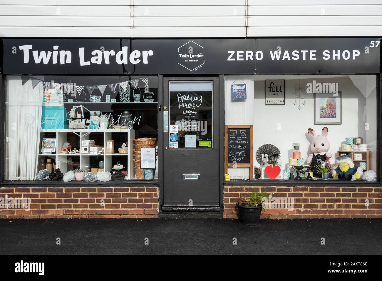 Zero Waste Shop, das nachhaltige und kunststofffreie Waren verkauft, Großbritannien. Thema: Grünes Leben, Umwelt Stockfoto