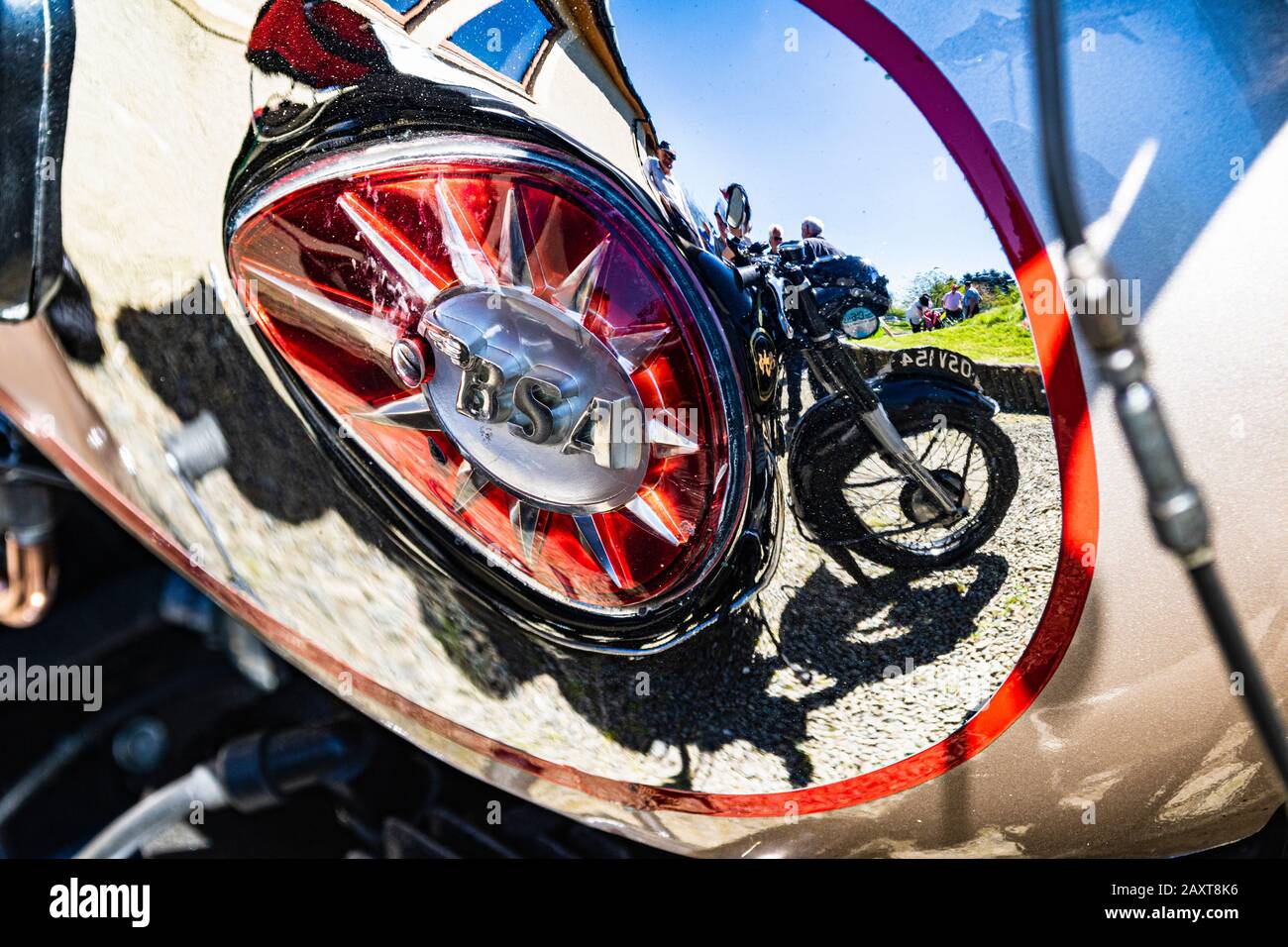 Nahaufnahme Des Chrom-Benzintanks eines Vintage BSA Motor Bike Mit Reflexionen des Motorrads, Das Neben dem Motorrad bei einer Rallye im Vintage Vehicle angezeigt wird. Stockfoto