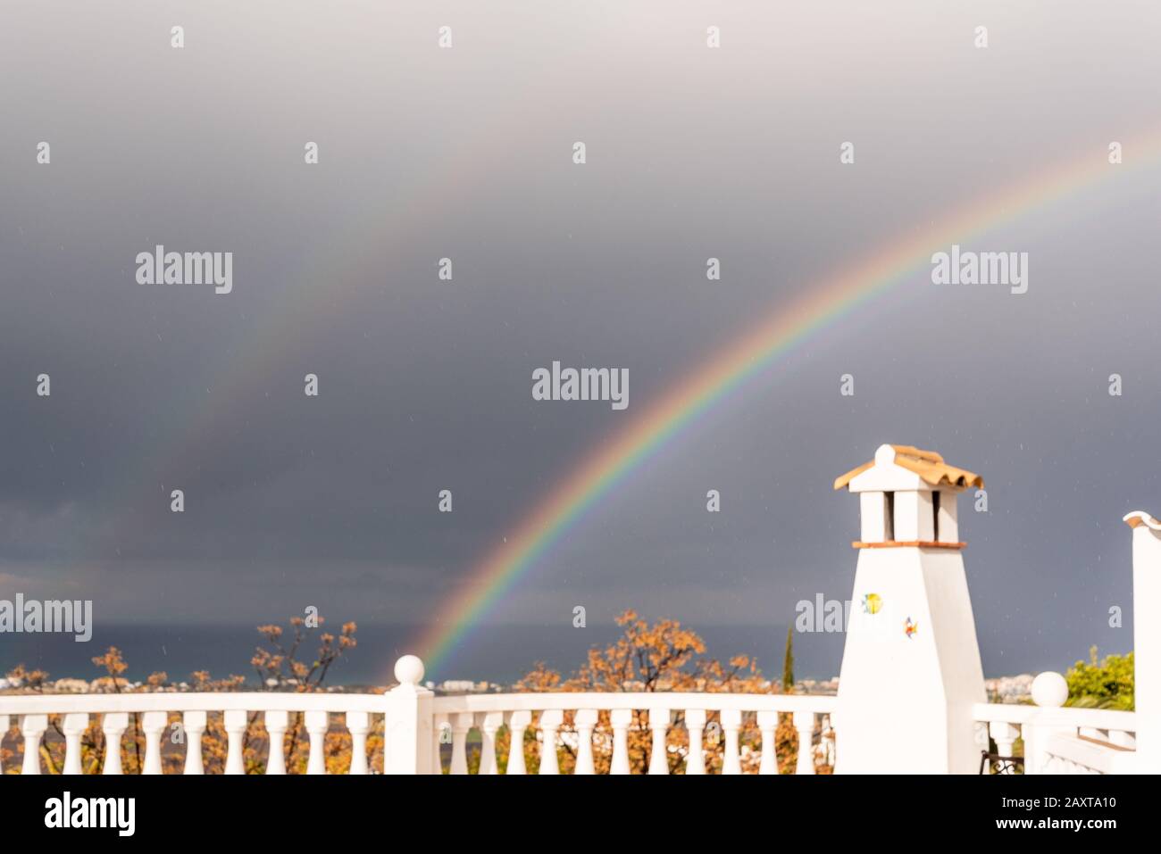 Nach dem Sturm ein Regenbogen über die Mittelmeerküste Stockfoto