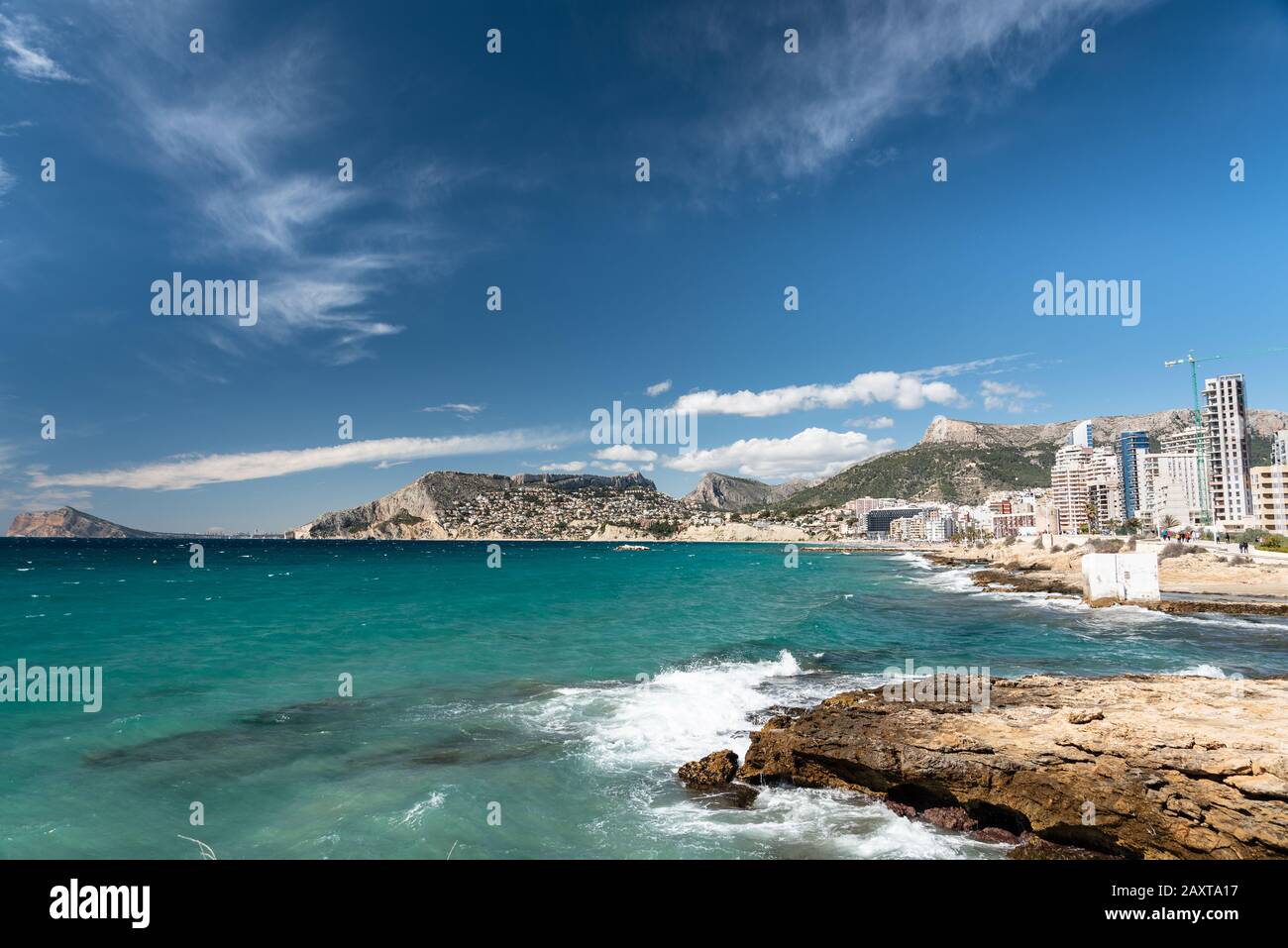 Calpe in der Provinz Alicante, im Hintergrund ist Benidorm zu sehen, ein sehr touristischer Ort für Spanier und Ausländer Stockfoto