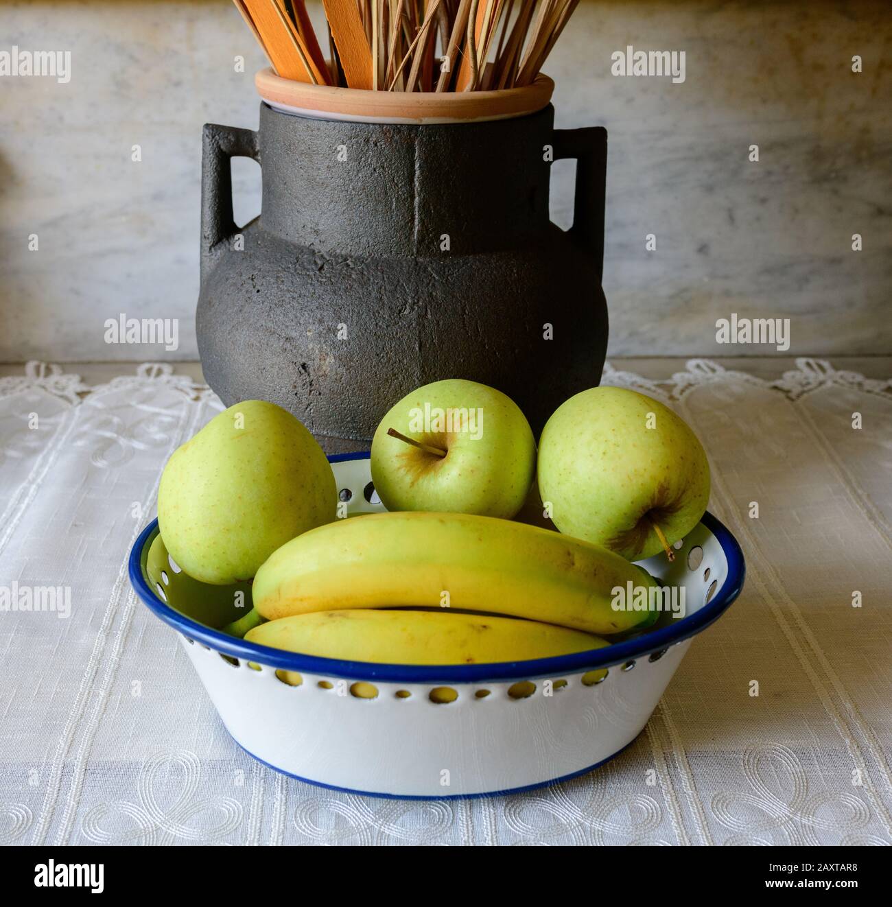Fruchtstillleben mit apfel und Bananen mit getrockneten Blumen und Jarron Stockfoto