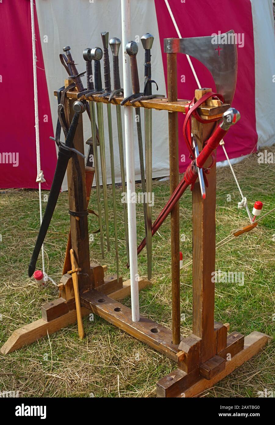 Holzsack voller mittelalterlichen Waffen Stockfoto