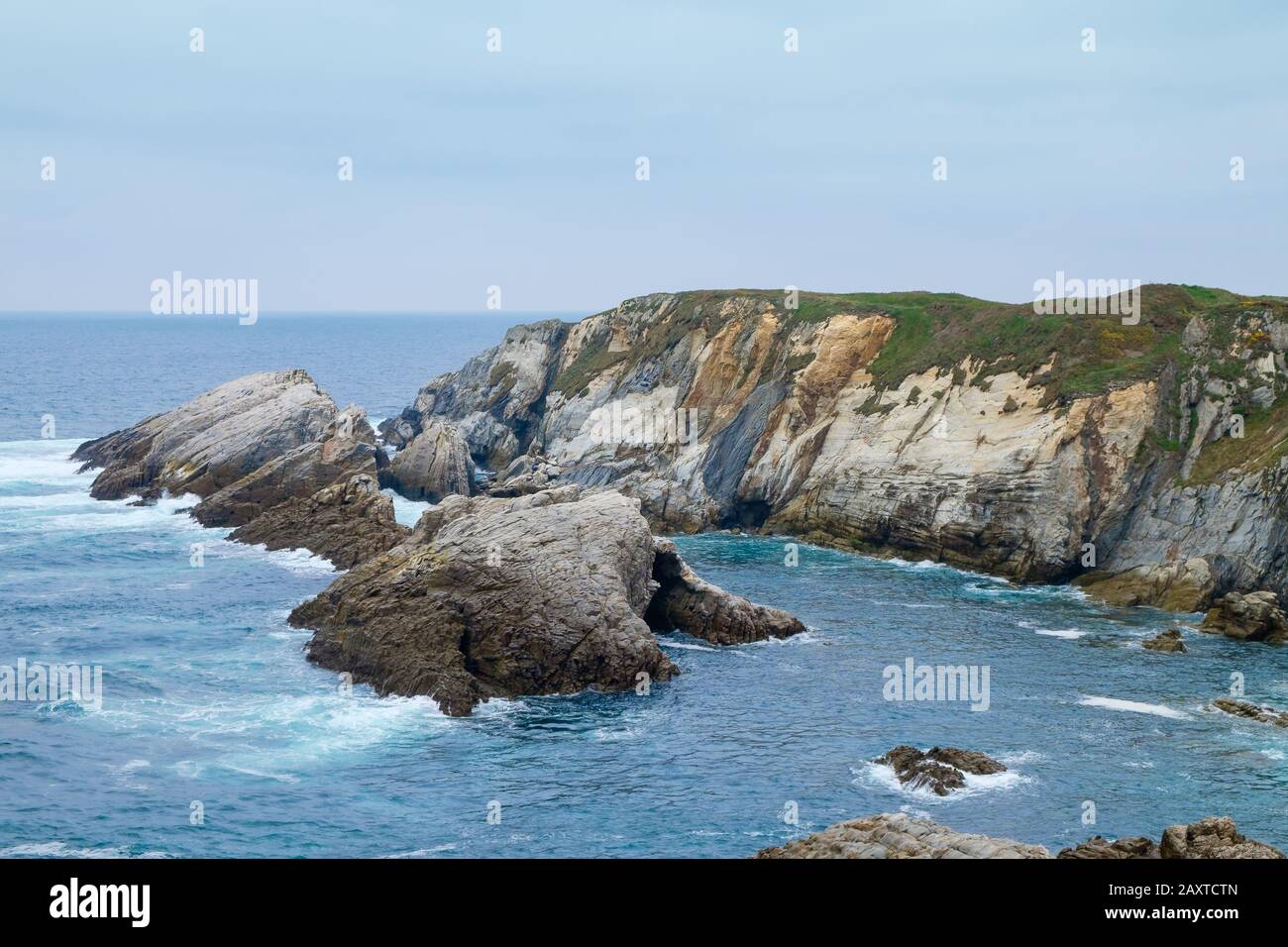 Klippen in Asturien, über dem Kantabrischen Meer, in Nordspanien Stockfoto