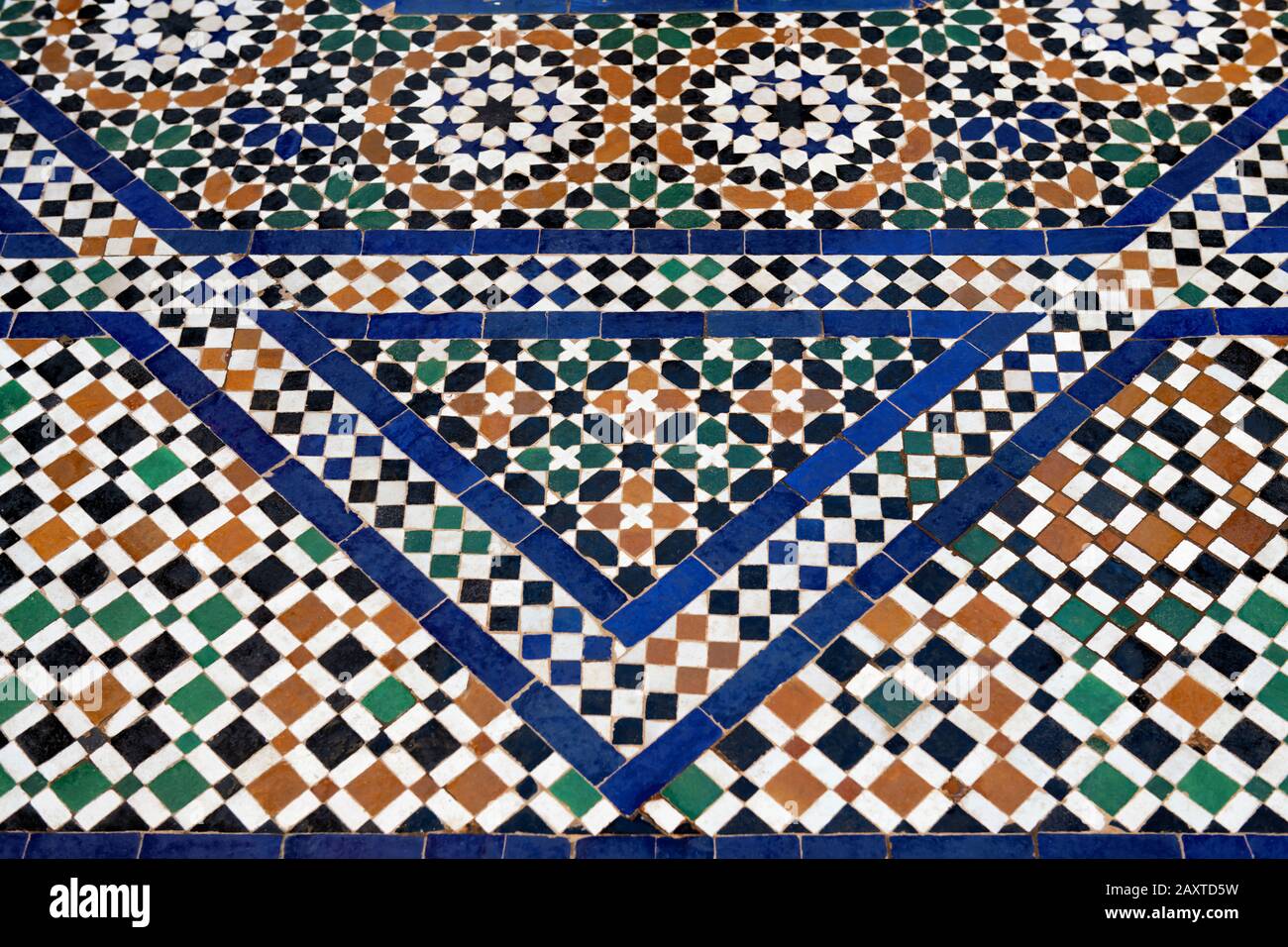 Traditioneller marokkanischer Fliesenboden, Bahia Palace Marrakesch. Abstraktes Hintergrundbild. Stockfoto