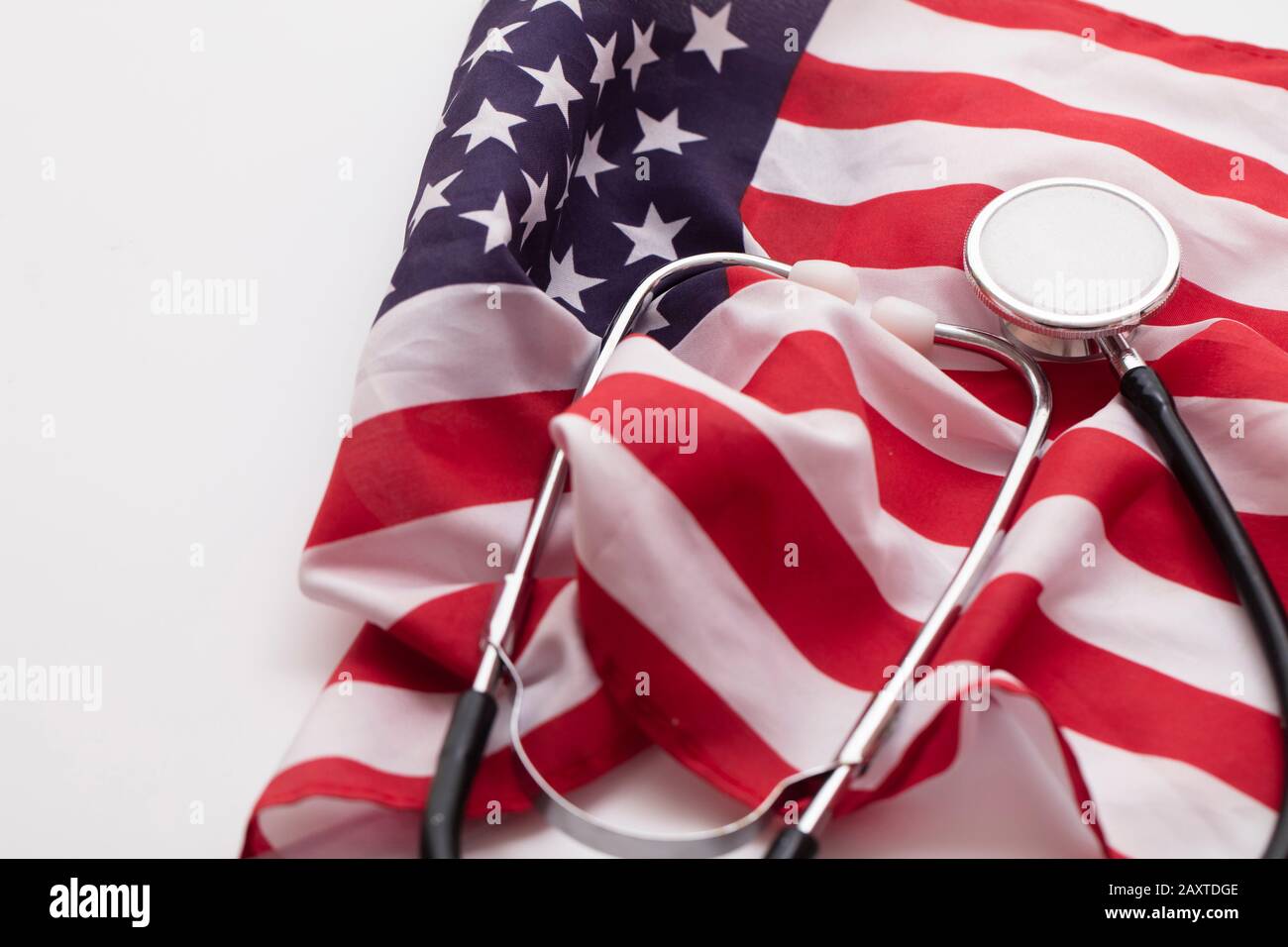 USA Healthcare. Ärzte medizinisches Stethoskop auf einer Flagge der Vereinigten Staaten Stockfoto
