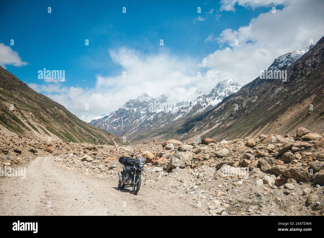 Motorrad vor den Bergen geparkt Stockfoto