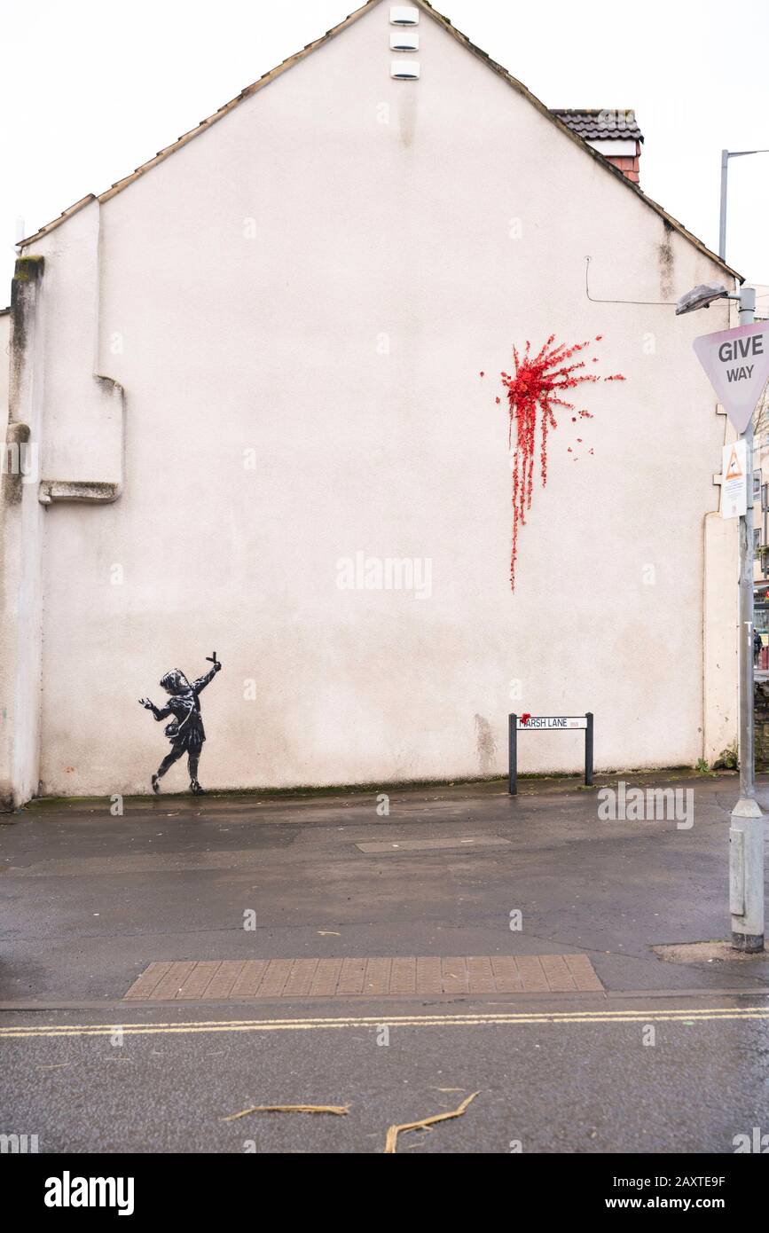 Bristol, Großbritannien, 13. Februar 2020. Ein Stück Valentine's Day inspirierte die Straßenkunst, die als neues Banksy-Werk in Barton Hill, Bristol, Großbritannien gerüchteweise wurde. Credit: Adam Gasson/Alamy Live News Stockfoto