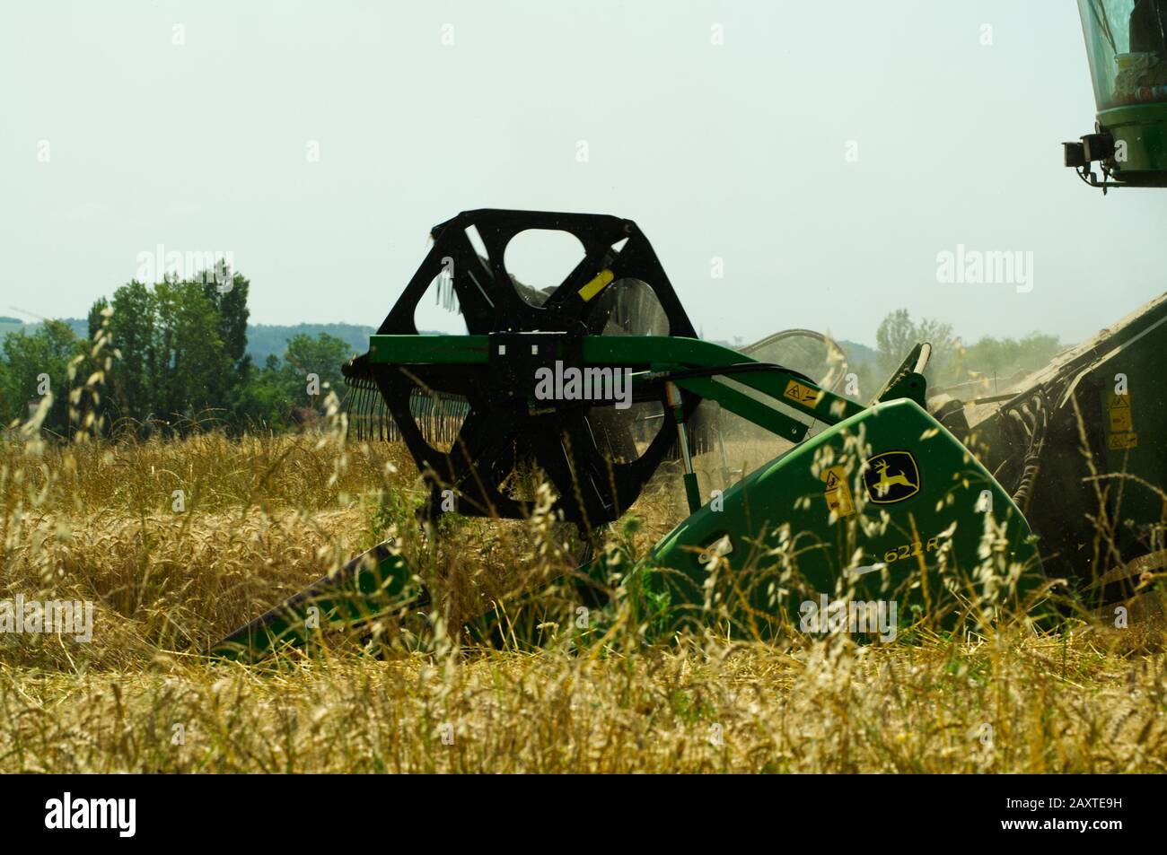 Standard-Schneidwerk oder -Plattform auf einem John Deere T670 Hillmaster-Mähdrescher, Weizenernte in der Nähe von Duras, Lot-et-Garonne, Frankreich. Stockfoto