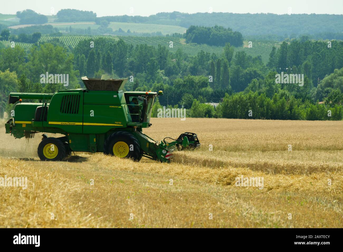 Weizenernte in der Nähe von Duras, Lot-et-Garonne, Frankreich mit einem John Deere T670 Hillmaster Mähdrescher. Stockfoto