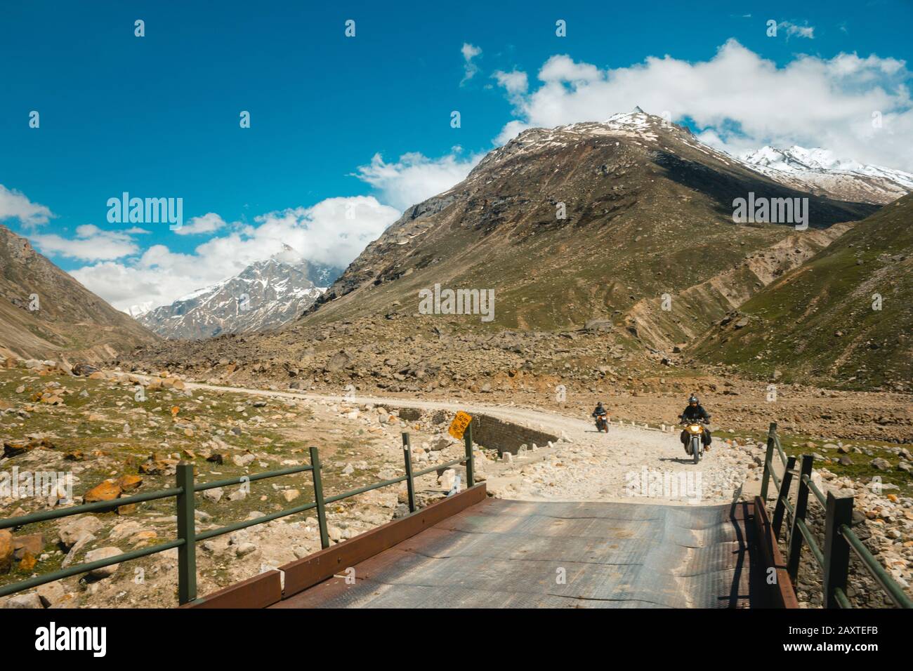 Motorräder, die eine Brücke in Spiti überqueren Stockfoto