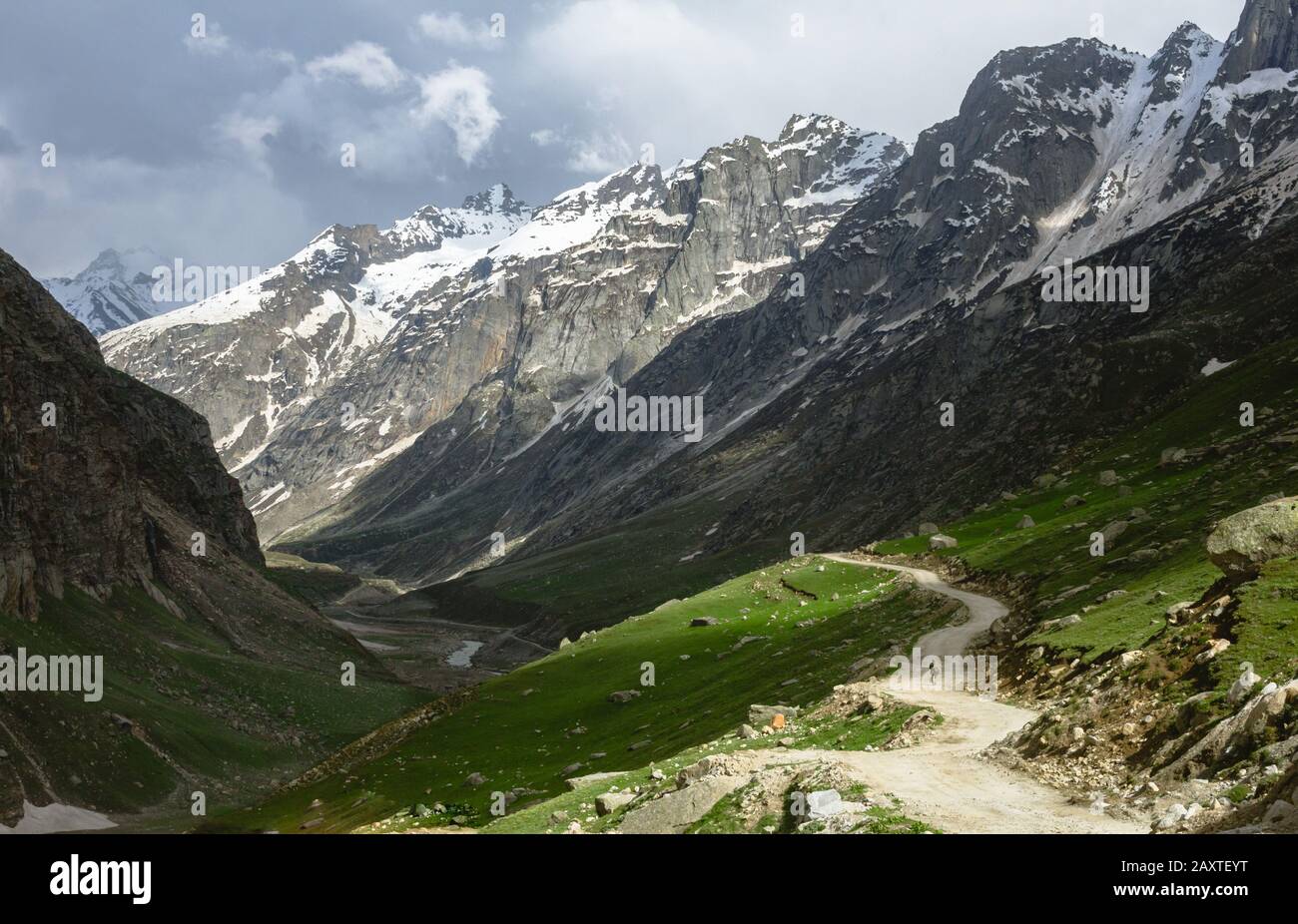 Ein Hirte, der auf einer Bergstraße spazieren geht Stockfoto