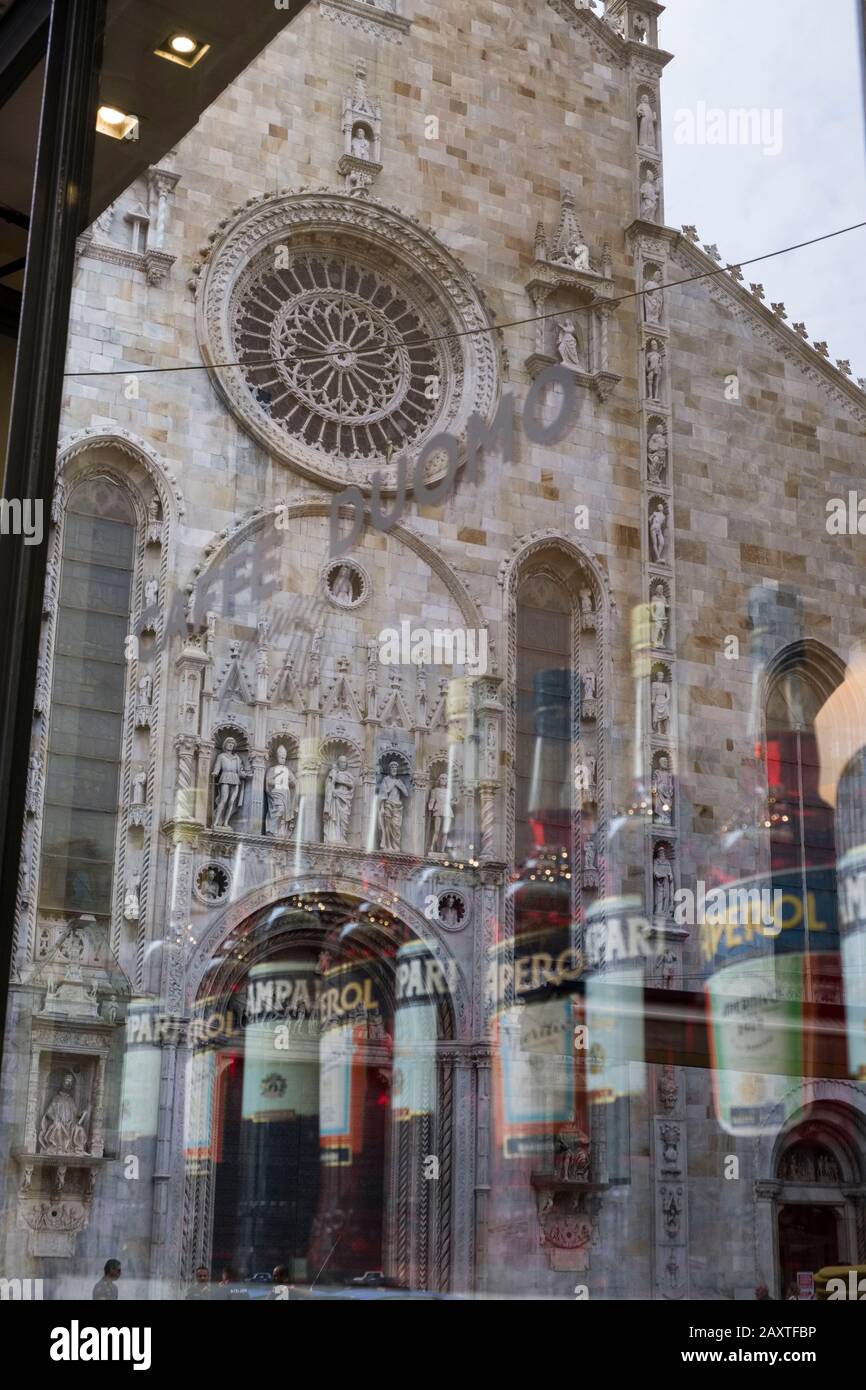 Italien, Lombardei, Como: Reflexion der Kathedrale von Como im Fenster des Cafés "Caffe Duomo" mit Flaschen Alkohol, Campari und Aperol Stockfoto