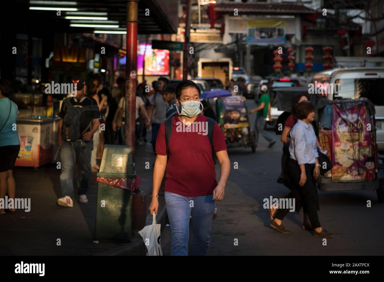 Manila, Philippinen. Februar 2020. Ein Mann trägt eine Gesichtsmaske im Chinatown-Distrikt von Manila als Vorsichtsmaßnahme zum Ausbruch des Coronavirus. Die Filipinos sind nach wie vor besorgt über ein neues Coronavirus, das als Covid-19 bekannt ist und im Dezember 2019 in Wuhan, China seinen Ursprung hatte. Das Gesundheitsministerium der Philippinen verkündete den ersten Tod des Landes aufgrund des Virus am 2. Februar - den ersten gemeldeten Tod außerhalb Chinas. Die Zahl der 2019-nCoV-Fälle weltweit hat die der Sars-Epidemie von 2003 bereits übertroffen, die Zahl der Todesopfer liegt jetzt bei über 1300. Credit: Sopa Images Limited/Alamy Live News Stockfoto