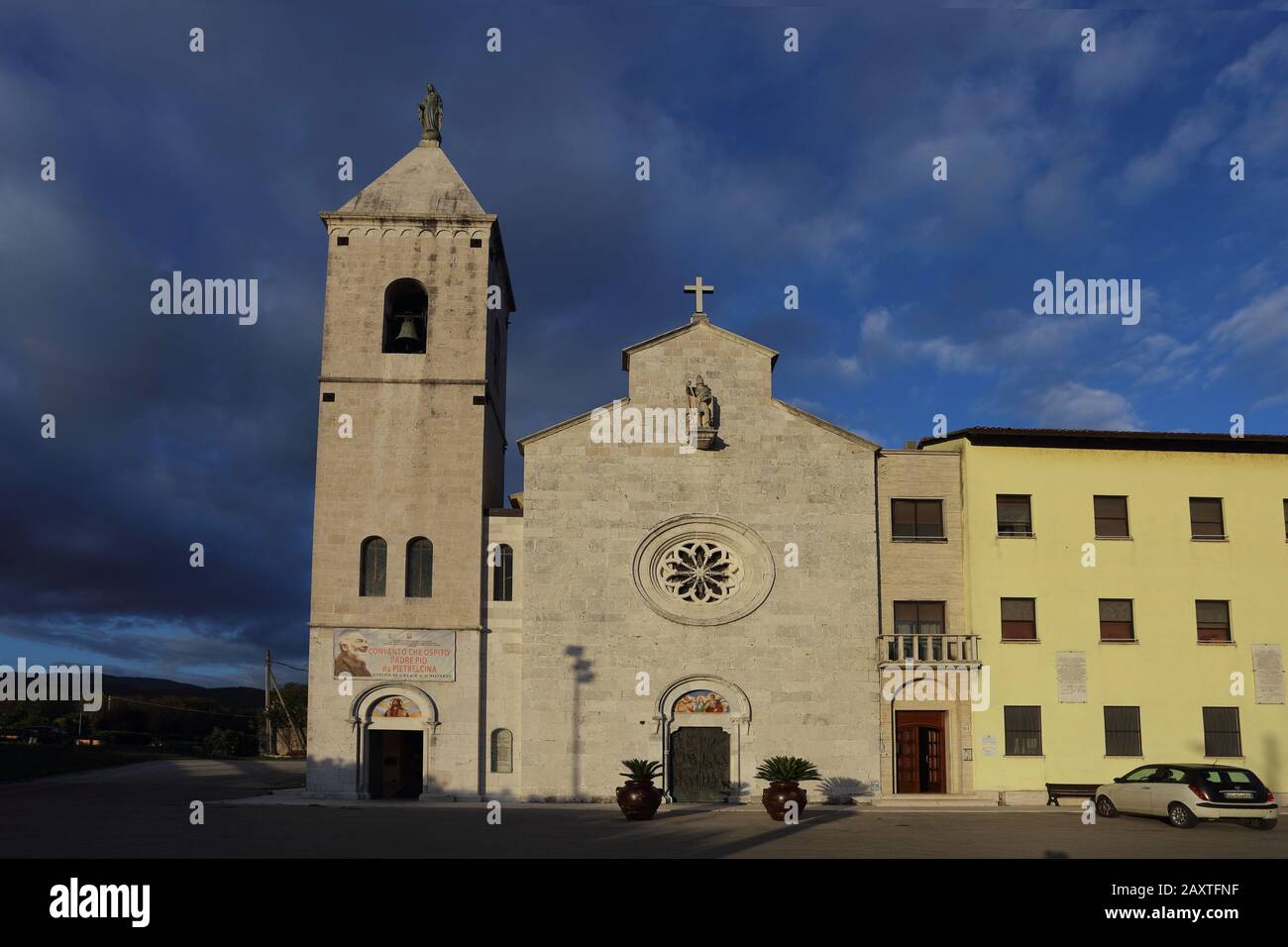 Venafro, Italien - 16. Oktober 2019: Die Basilika von St. Die Märtyrer Nicandro, Marciano und Daria, die Padre Pio beherbergten Stockfoto